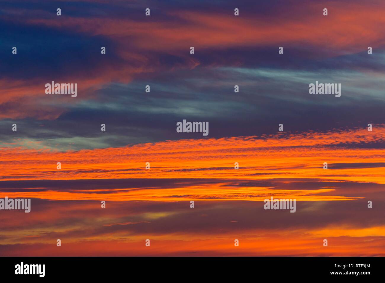 Orange Leuchtende Wolken am Abendhimmel, Afterglow, Deutschland Stockfoto