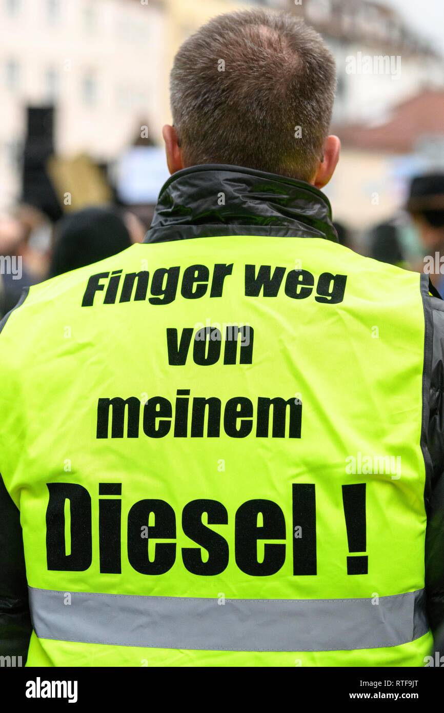 Demonstrator mit gelber Weste mit Inschrift, Demonstration gegen das Verbot der Diesel fahren, Stuttgart, Baden-Württemberg Stockfoto