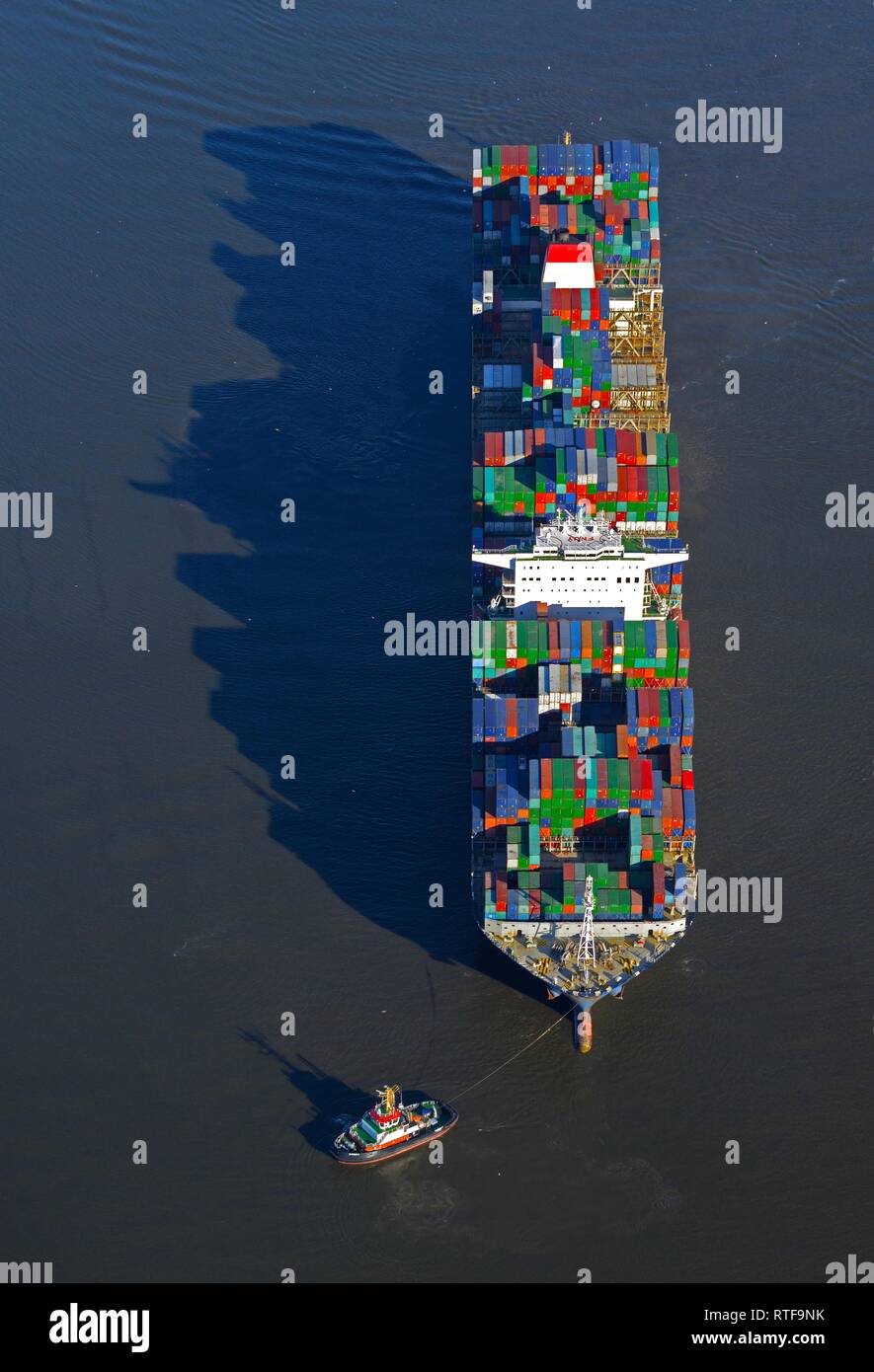 Luftaufnahme, Containerschiff auf der Elbe, Hamburg, Deutschland Stockfoto