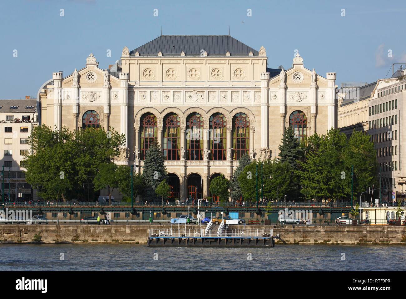 Vigadó Konzerthalle an der Donau, Pester Redoute, Budapest, Ungarn Stockfoto