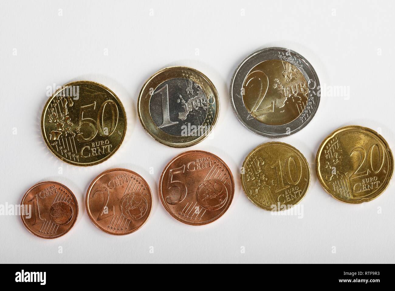 Euro- und Cent-Münzen, 1 Cent, 2 Cent, 5 Cent, 10 Cent, 20 Cent, 50 Cent, 1 Euro, 2 Euro Münzen, Deutschland Stockfoto