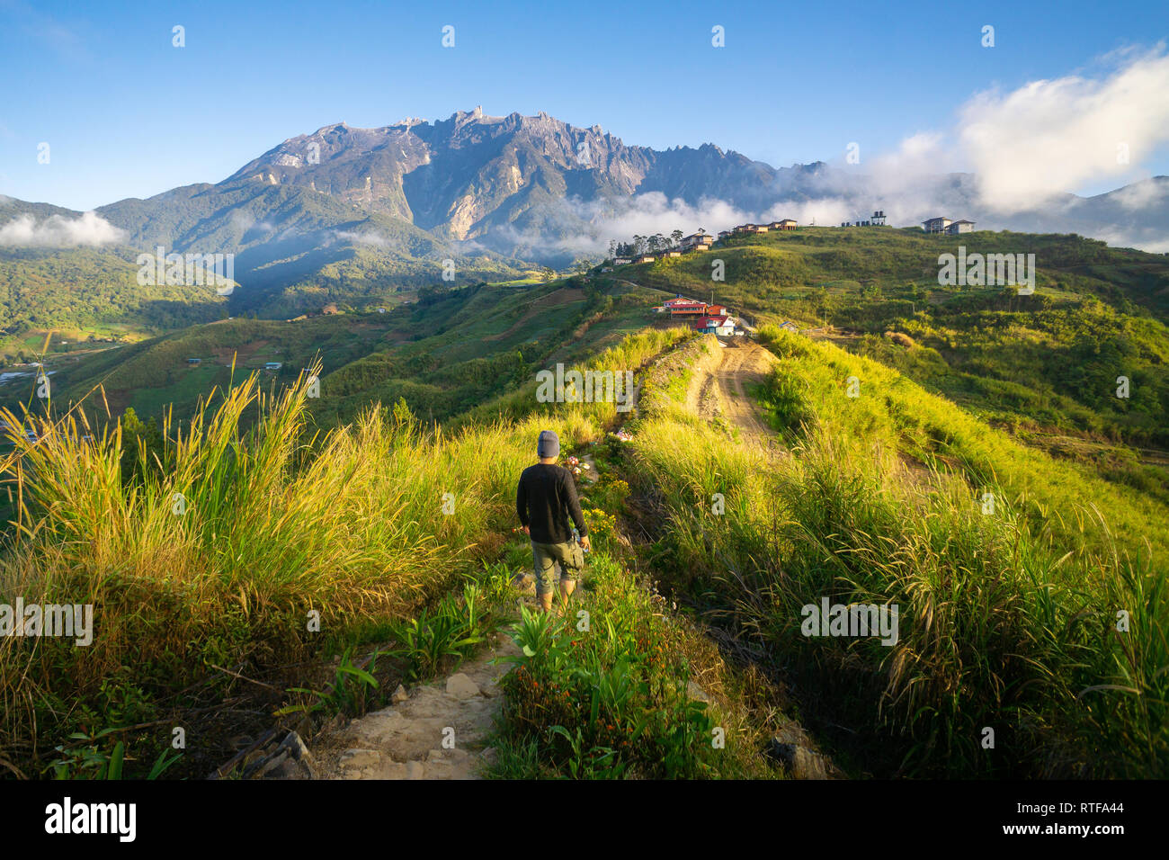 Man Walking, Wandern und Trekking bei Ridge Trail an schönen Morgen Landschaft des Mount Kinabalu in Sabah Kundasang. Stockfoto