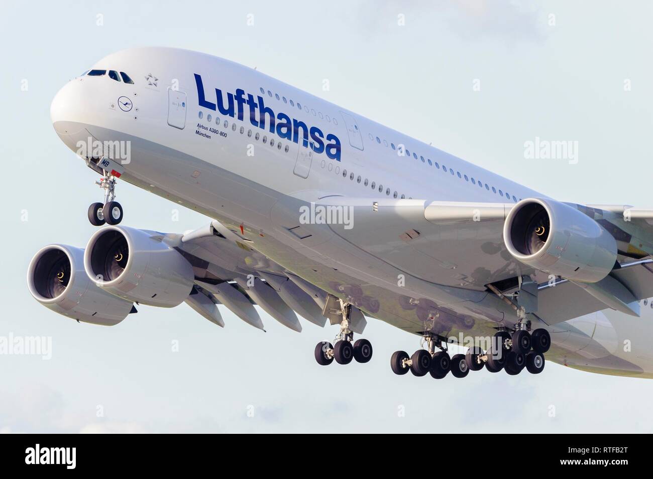 Lufthansa Airbus A380-800 bei Take-off, Stuttgart, Baden-Württemberg, Deutschland Stockfoto