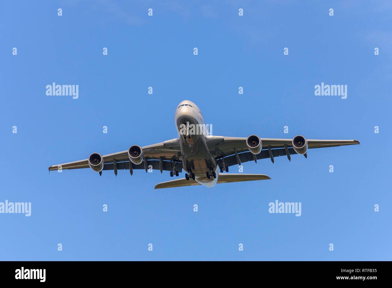 Lufthansa Airbus A380-800 bei Take-off, Stuttgart, Baden-Württemberg, Deutschland Stockfoto