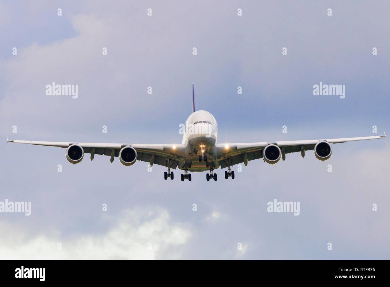 Lufthansa Airbus A380-800 Landing, Stuttgart, Baden-Württemberg, Deutschland Stockfoto