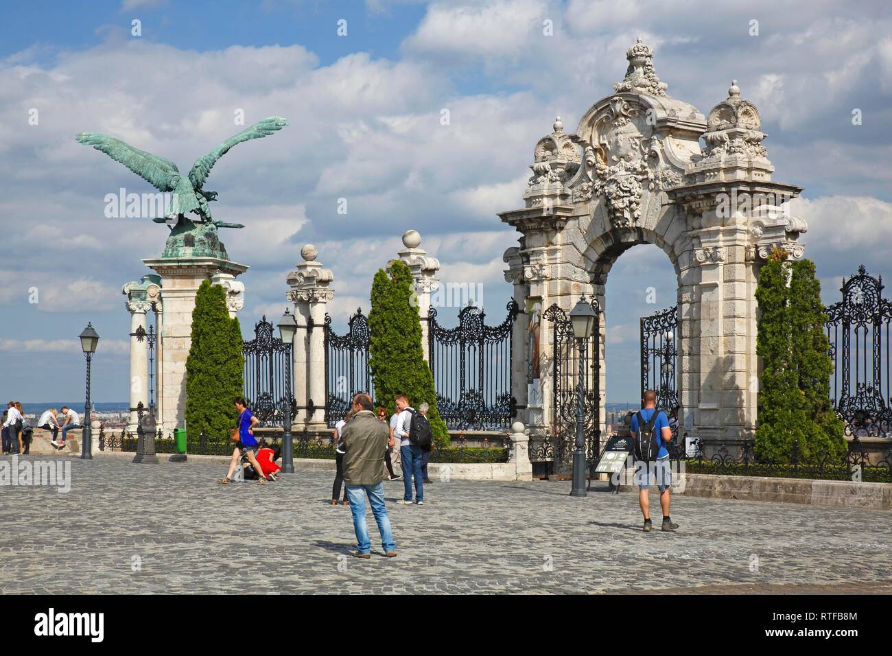 Habsburg Tor und mythische Vogel Turul, Schloss Palast, Burgviertel, Buda, Budapest, Ungarn Stockfoto