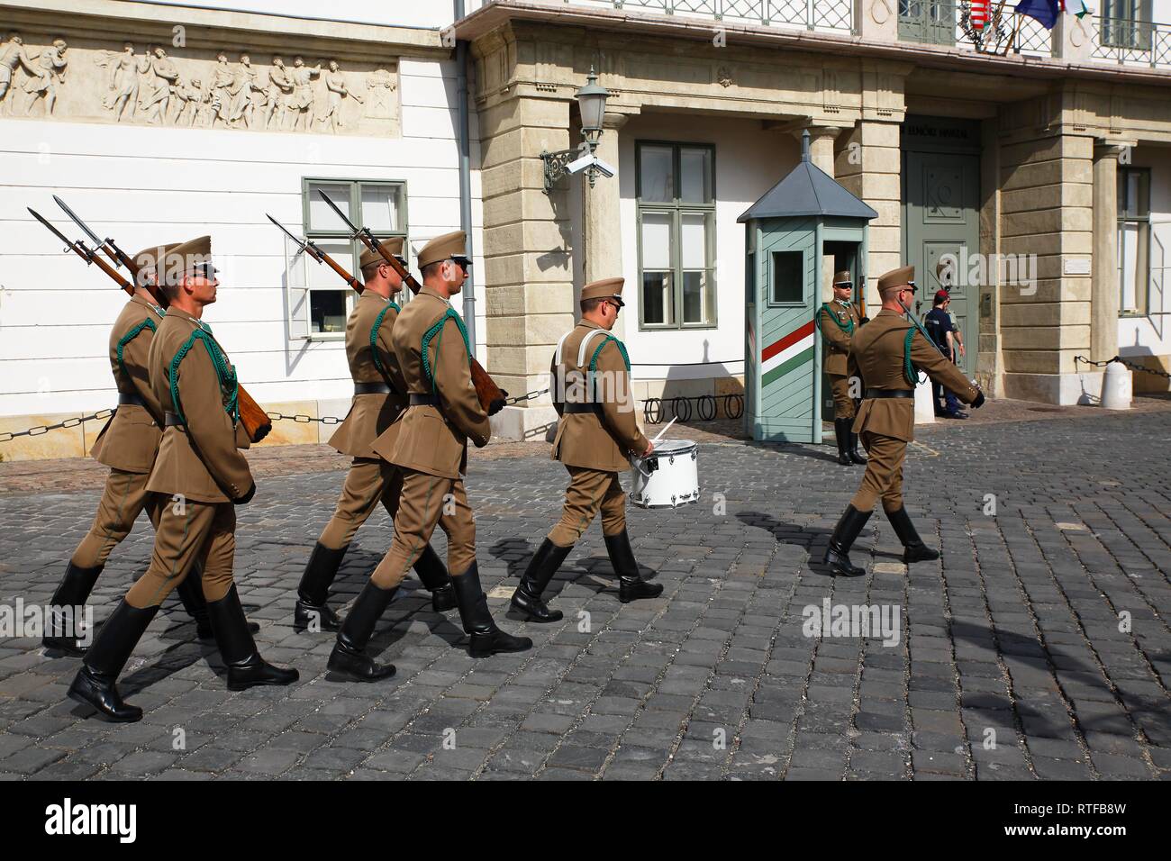 Guard Soldaten ändern Wachen vor dem Präsidentenpalast Palais Sándor, Sandor Palace, Burgviertel Buda Bezirk Stockfoto