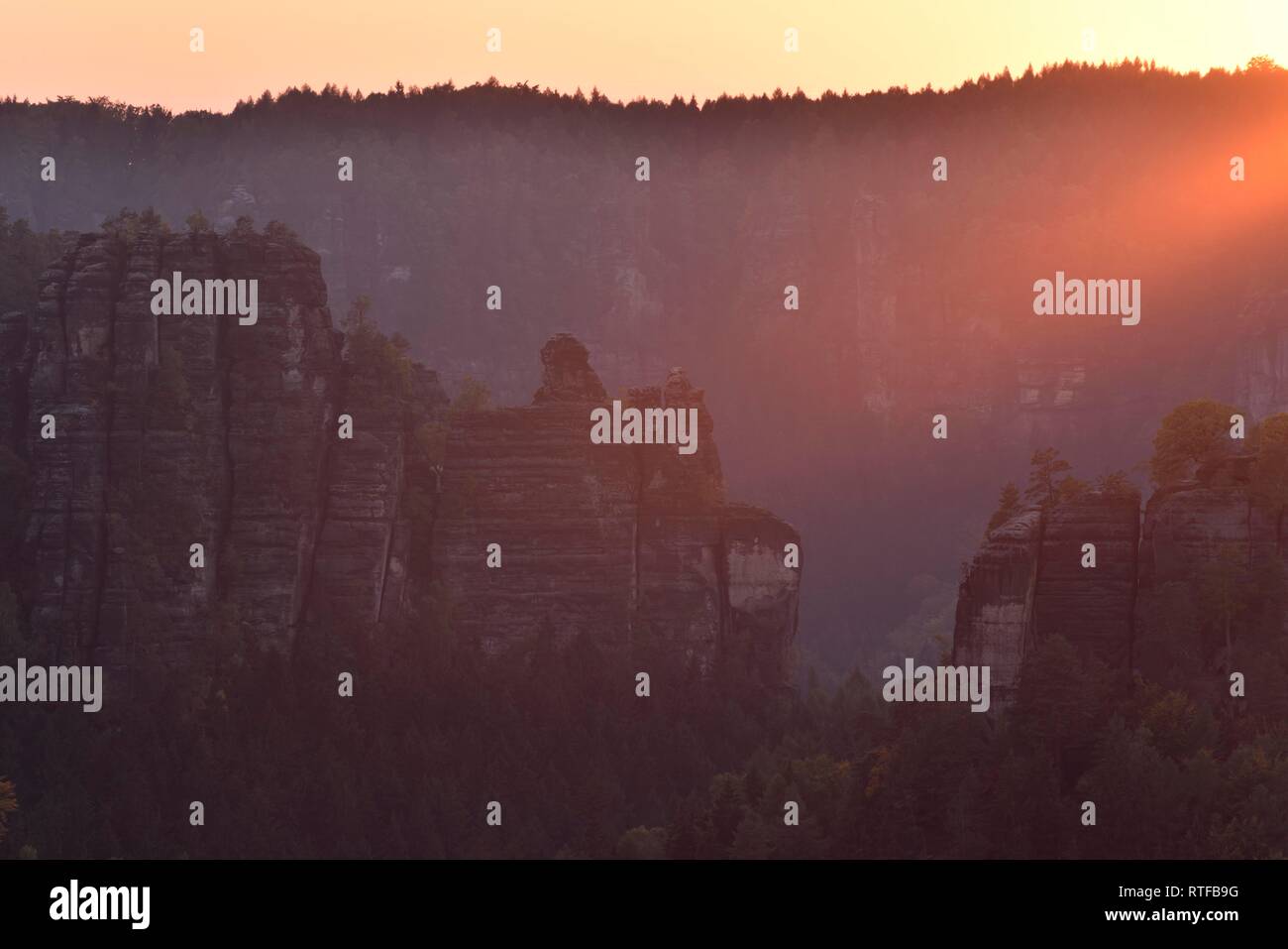 Sonnenaufgang über Felsen im Elbsandsteingebirge, Sachsen, Deutschland Stockfoto
