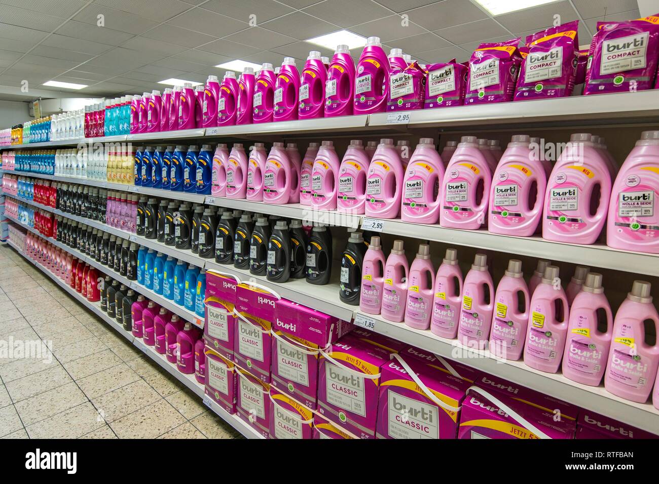 Regale mit Detergenzien im Supermarkt, München, Oberbayern, Bayern, Deutschland Stockfoto