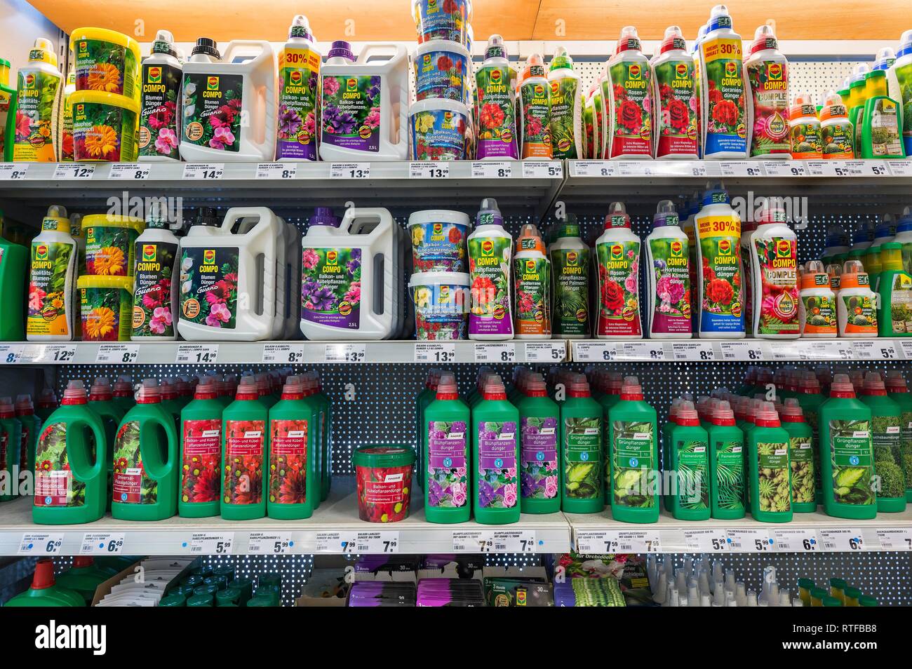 Regale mit Blumen Dünger und Pflanze Dünger in den Supermarkt, München, Oberbayern, Bayern, Deutschland Stockfoto