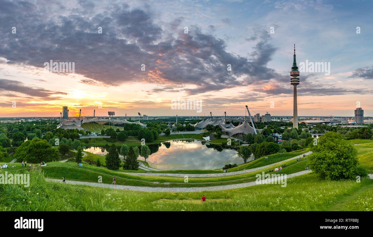 Olympiagelände bei Sonnenuntergang, Park mit Olympischen See und Fernsehturm, Olympic Tower, Theatron, Olympiapark, München Stockfoto