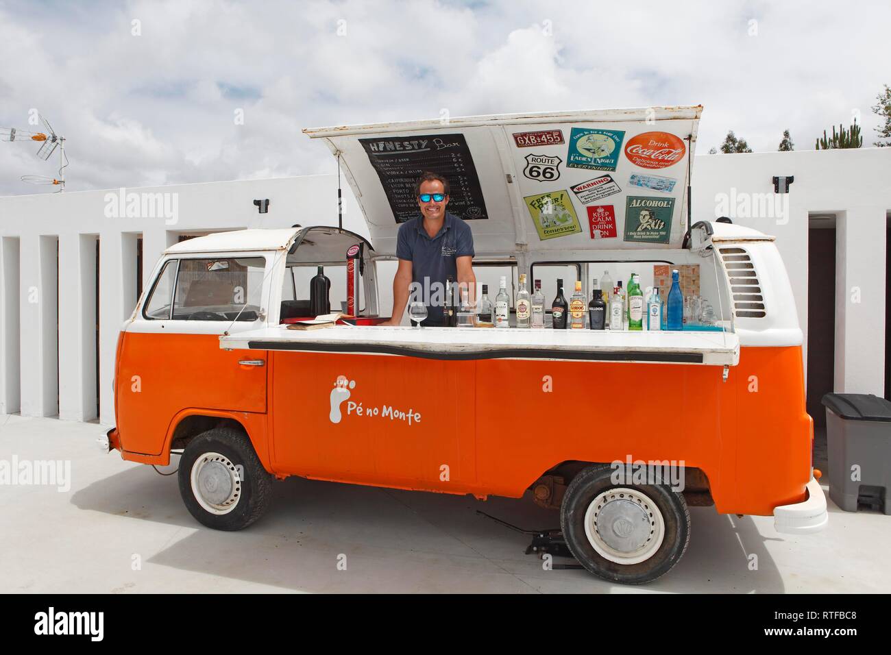 VW-Bus al Bar, Mann in einem Bulli-Bar, Sao Teotónio, Provinz Alentejo,  Portugal Stockfotografie - Alamy