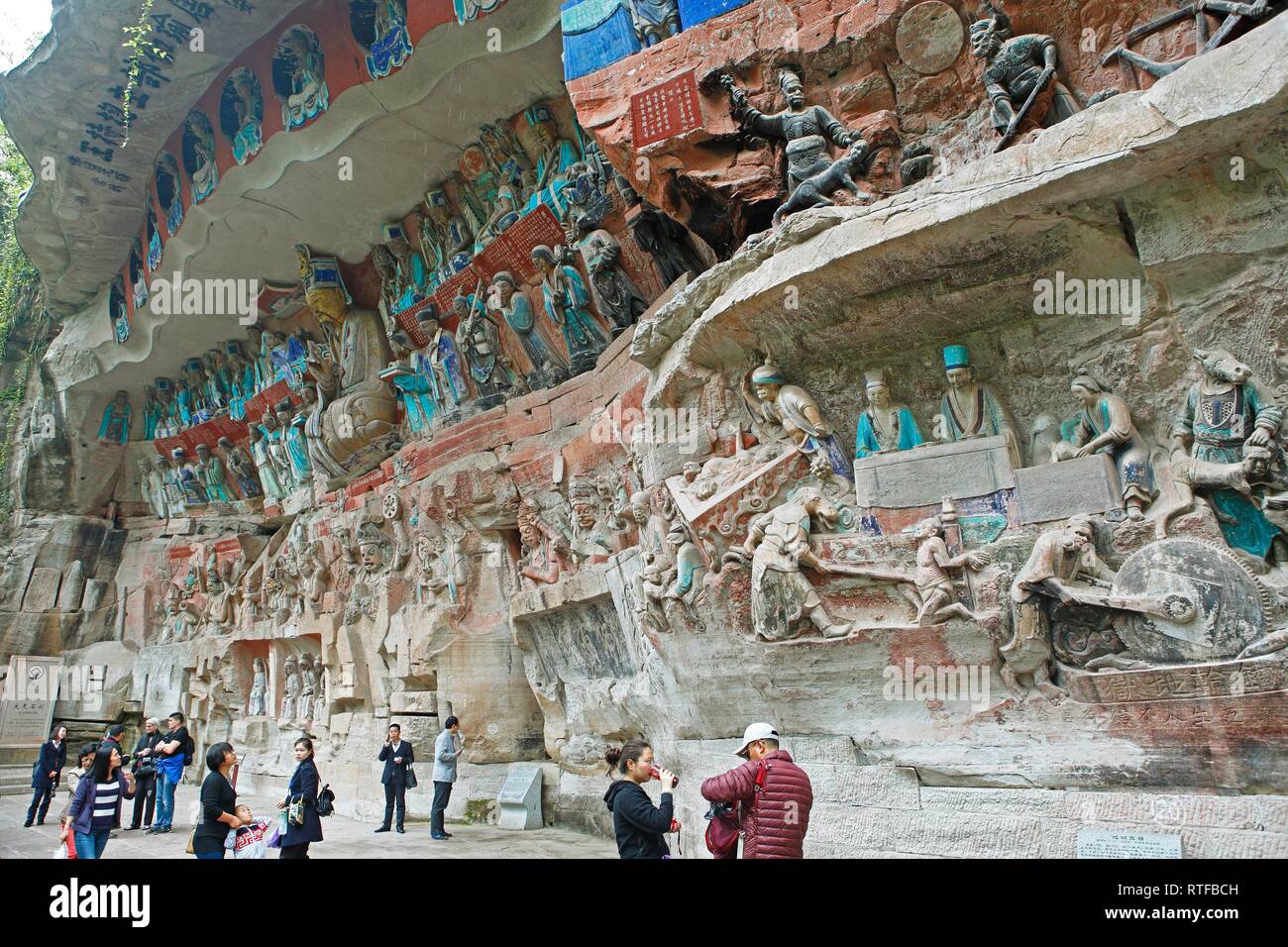 Besucher voe das Gestein Skulpturen, Grotten von Hanau, Provinz Chongqing, China Stockfoto