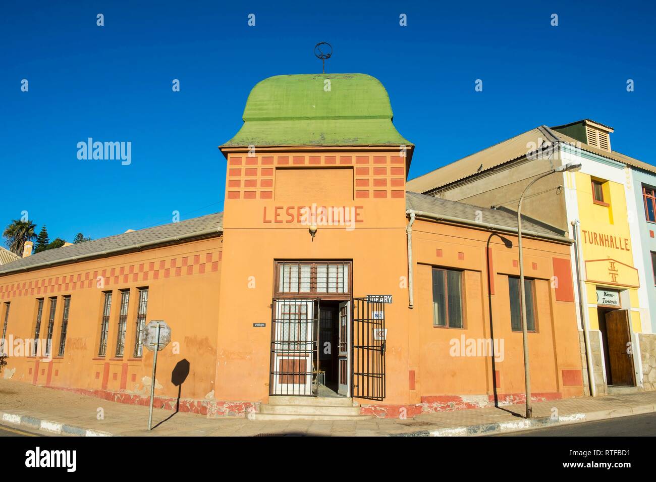 Alten kolonialen Deutschen Haus, Lesesaal, Lesehalle, Lüderitz, Namibia Stockfoto