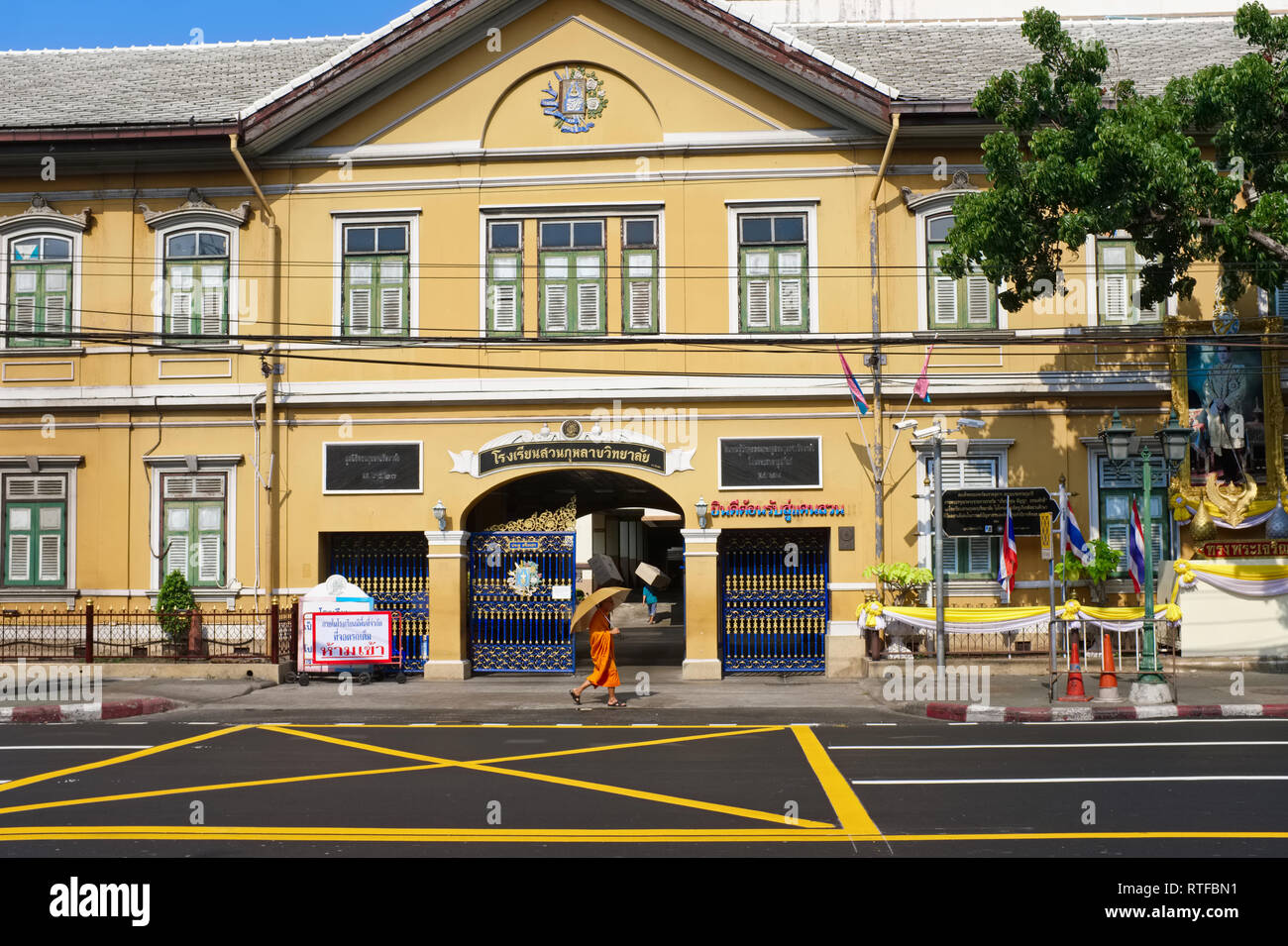 Ein buddhistischer Mönch übergibt Kolonialzeit stil Suan Gulab Schule in Pahurat, Bangkok, Thailand Stockfoto