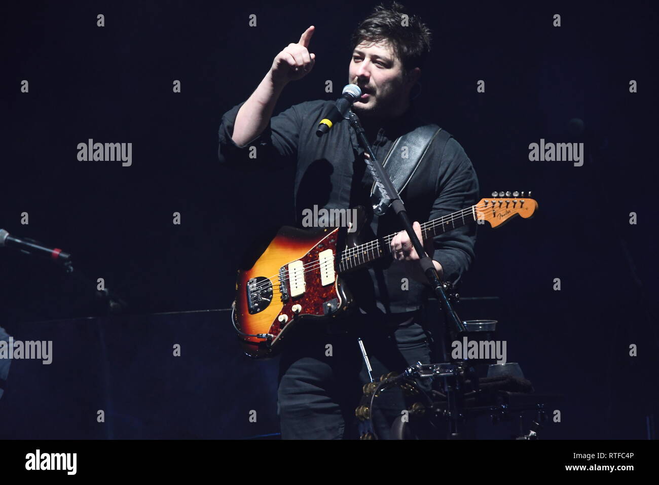 Musiker Marcus Mumford ist dargestellt auf der Bühne während einer "live"-Konzert Auftritt mit Mumford & Sons. Stockfoto