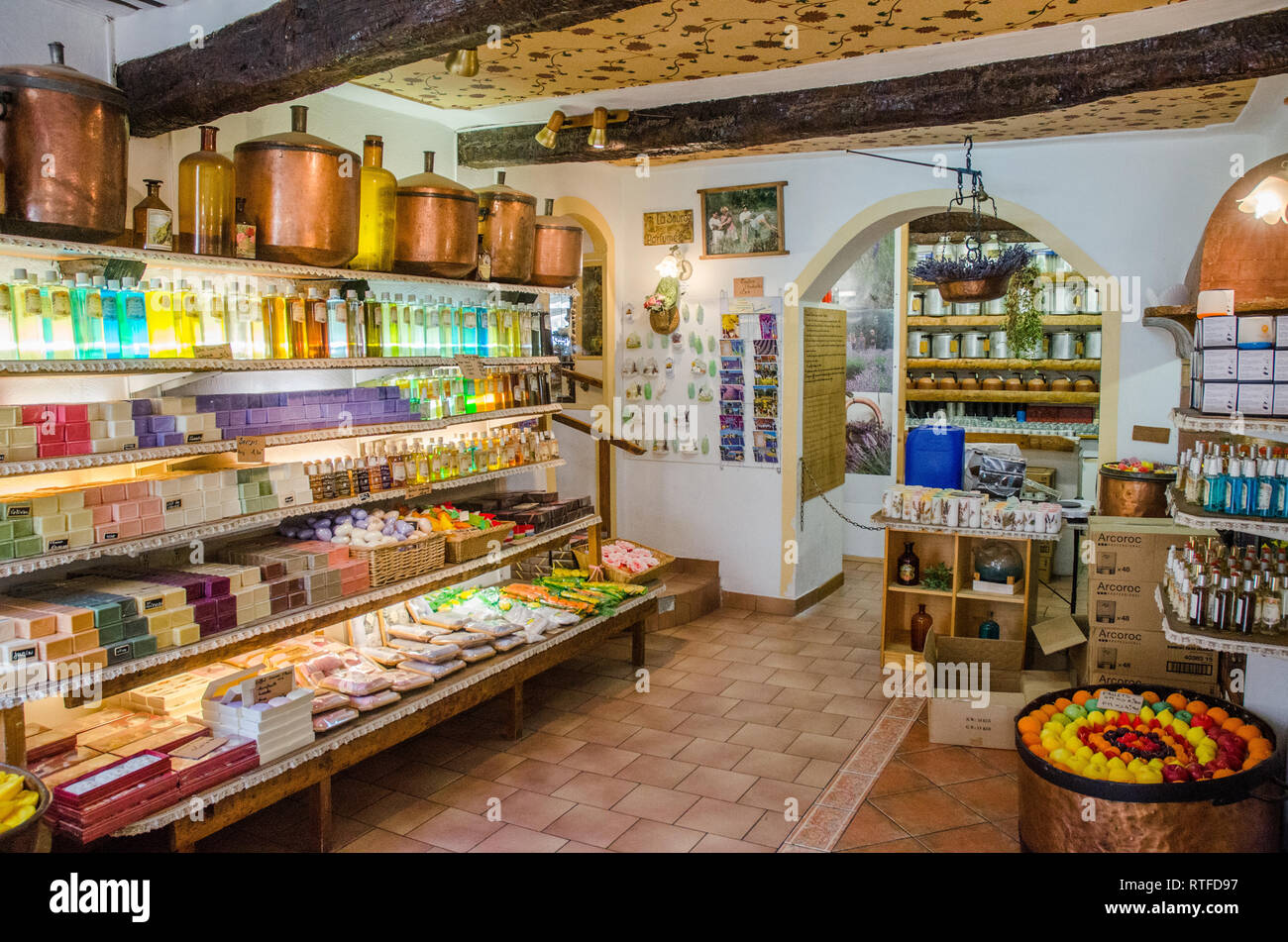 GOURDON FRANKREICH SEP 2018 Einrichtung eines Shops in der mittelalterlichen Altstadt von Gourdon Provence Frankreich Stockfoto