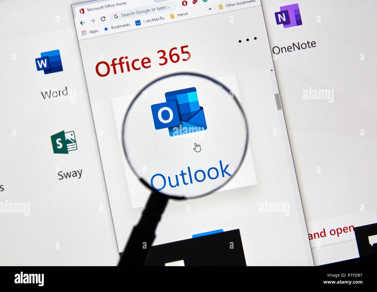 MONTREAL, KANADA - 28. FEBRUAR 2019: Microsoft Outlook Symbol Neu. Office 365 ist der Markenname Microsoft verwendet für eine Gruppe von Abonnements, die Anbietern Stockfoto