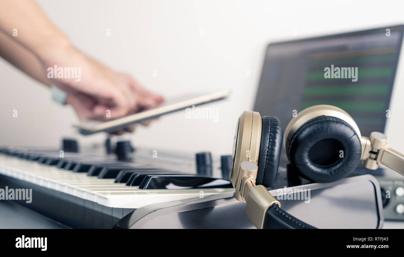 Musiker mit der Tabelle Musik Studio, desktop Anwendung zu steuern Stockfoto