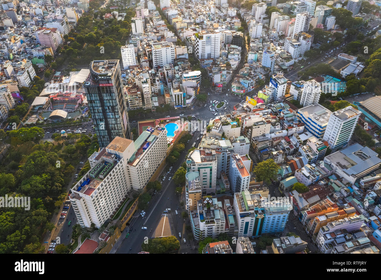 Ansicht von oben Luftbild von Dan Chu Kreisverkehr oder "Nga Sau Dan Chu', Ho Chi Minh City, Vietnam mit Entwicklung Gebäude, Transport Stockfoto