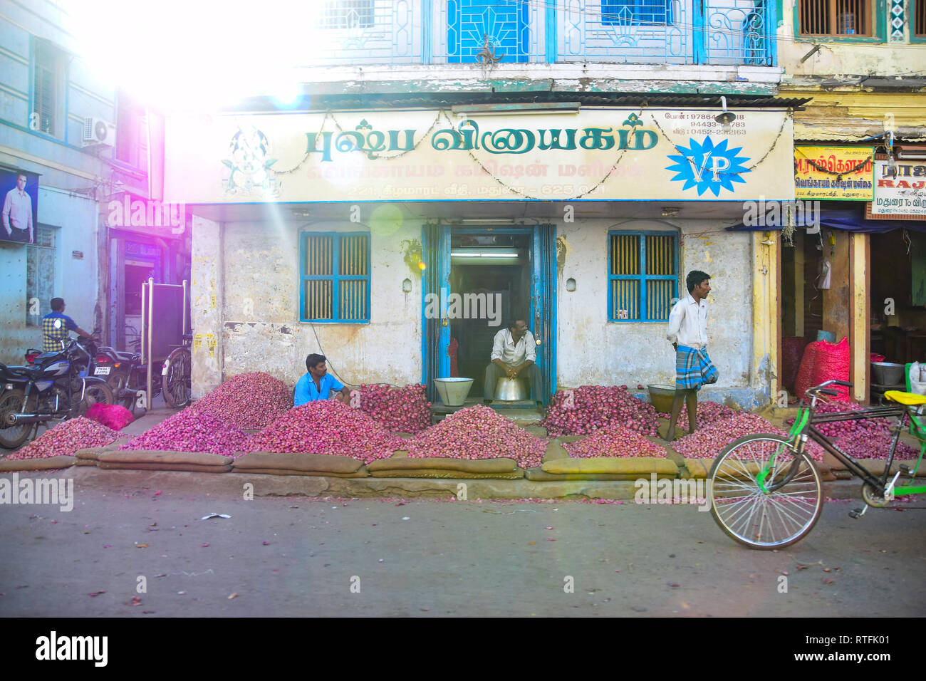 Rote Zwiebel shop Verkäufer auf der Straße, Madurai, Tamil Nadu, Indien Stockfoto