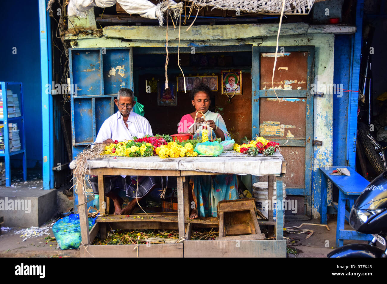 Indische paar Blumen arrangieren, Madurai, Tamil Nadu, Indien Stockfoto