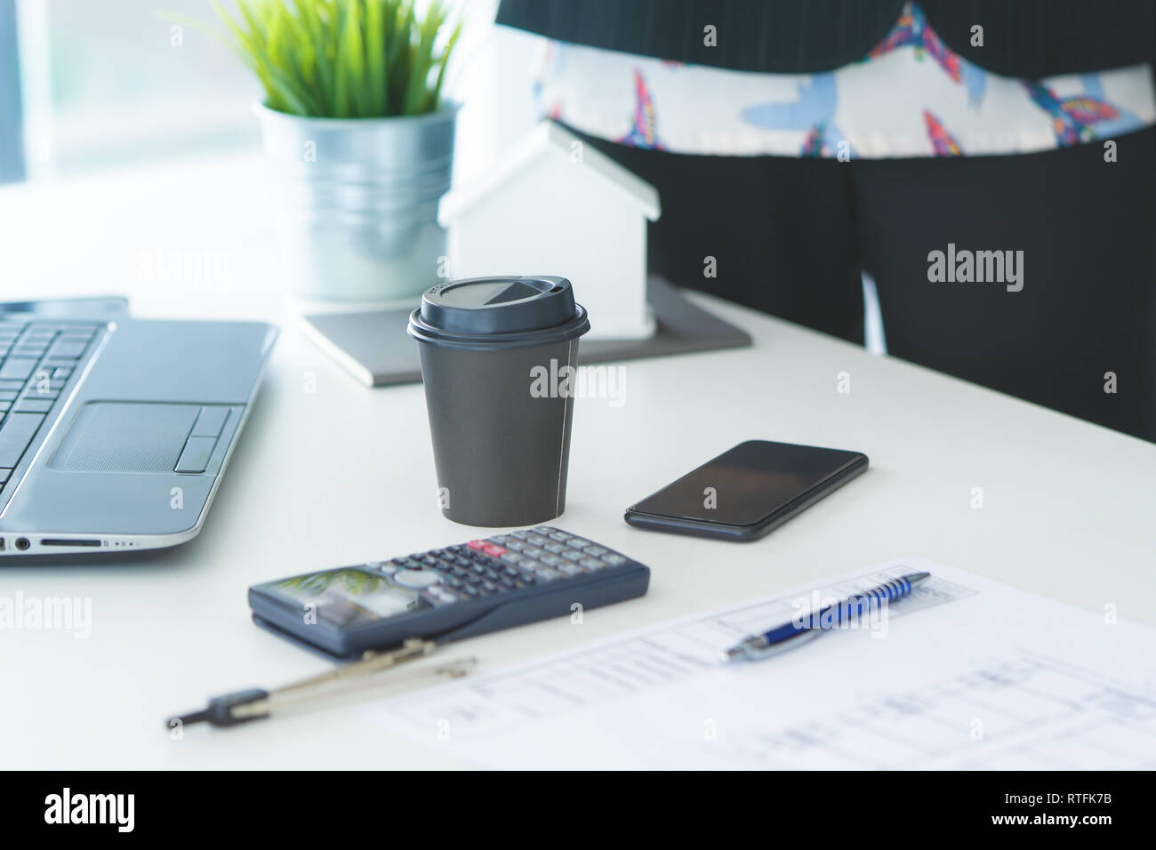 Unordentliches Büro tisch Taschenrechner und Computer Stockfoto