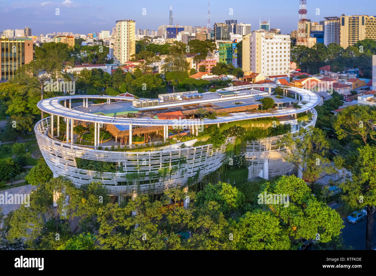 Ansicht von oben Luftbild der kulturellen Kinderhaus im Le Quy Don Street, Ho Chi Minh City mit der Entwicklung Gebäude, Transport. Vietnam Stockfoto