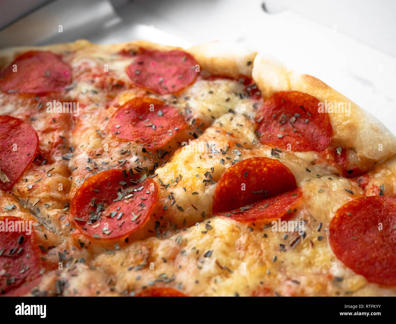 Close Up italienisches Rezept heiße Hausgemachte Salami Pizza bereit zu essen, Lieferung in einer Box, aus der Nähe. Stockfoto