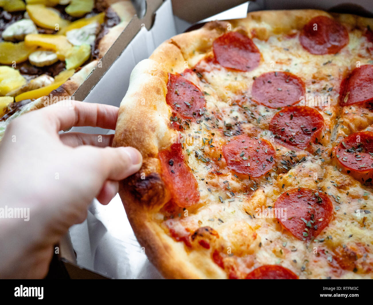 Close Up italienisches Rezept heiße Hausgemachte Salami Pizza bereit zu essen, Lieferung in einer Box, aus der Nähe. Stockfoto