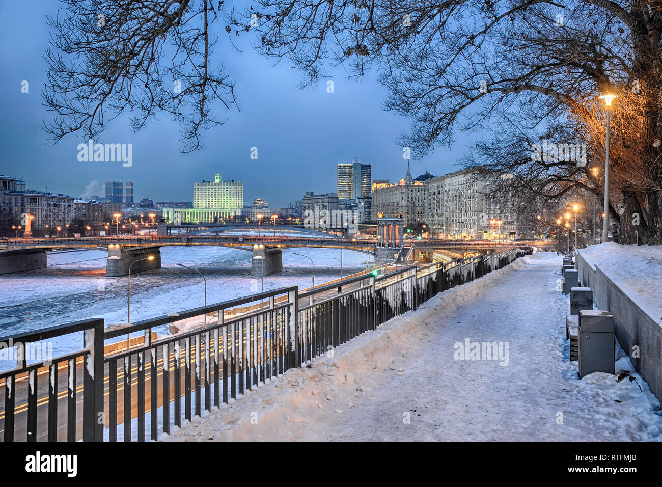 = Moskauer Stadtbild von einem kleinen Park im 7. Rostovskiy Lane im Winter Twilight = Dämmerung Blick auf den gefrorenen Fluss Moskwa, Borodino Brücke (Borodinsky Mo Stockfoto