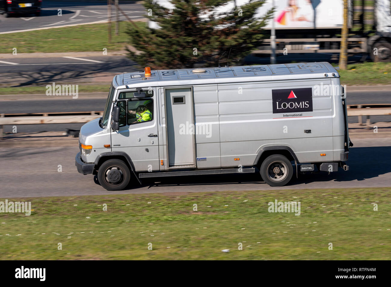 Loomis gepanzerter Van, Bargeldabwicklungsfirma. Sichere gepanzerte Fahrzeuge, LKW, LKW. Früher Loomis, Fargo & Co Stockfoto