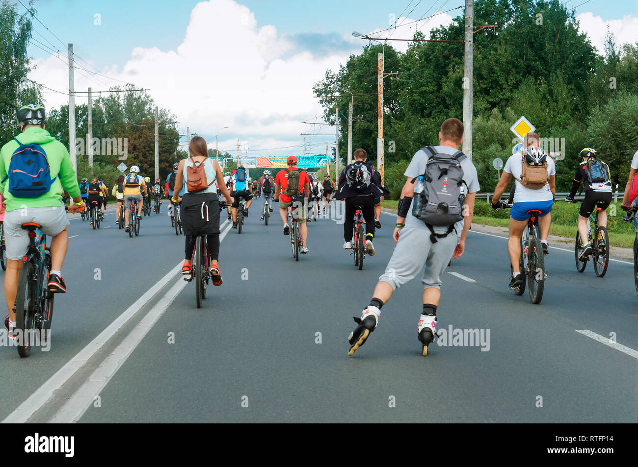 Junger Mann auf Rollschuhen, City Bike Ride, junger Mann auf Rollschuhen, City Bike Ride, Kaliningrad, Russland, 2. September 2018 Stockfoto