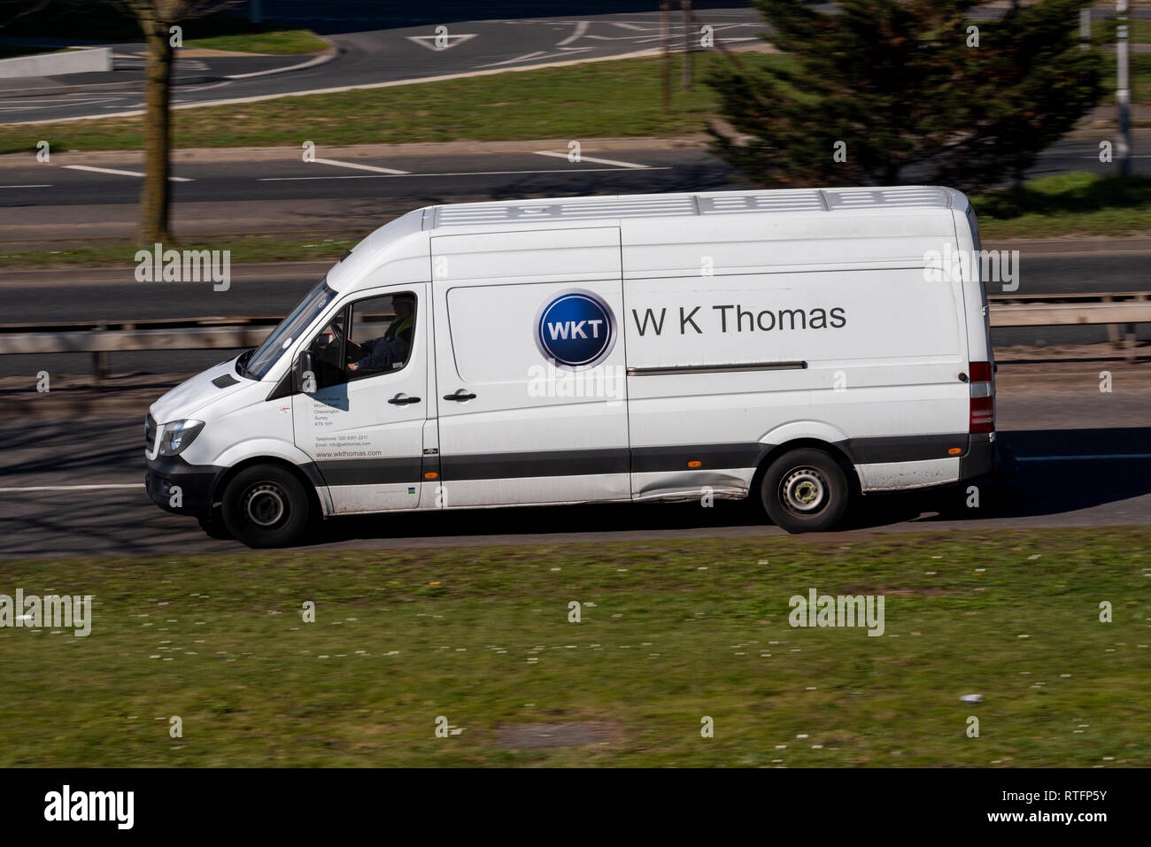 WK Thomas WKT weißer Van, der auf der Straße fährt. Lieferanten von Verpackungen. Lebensmittelverpackung und Logistik Stockfoto