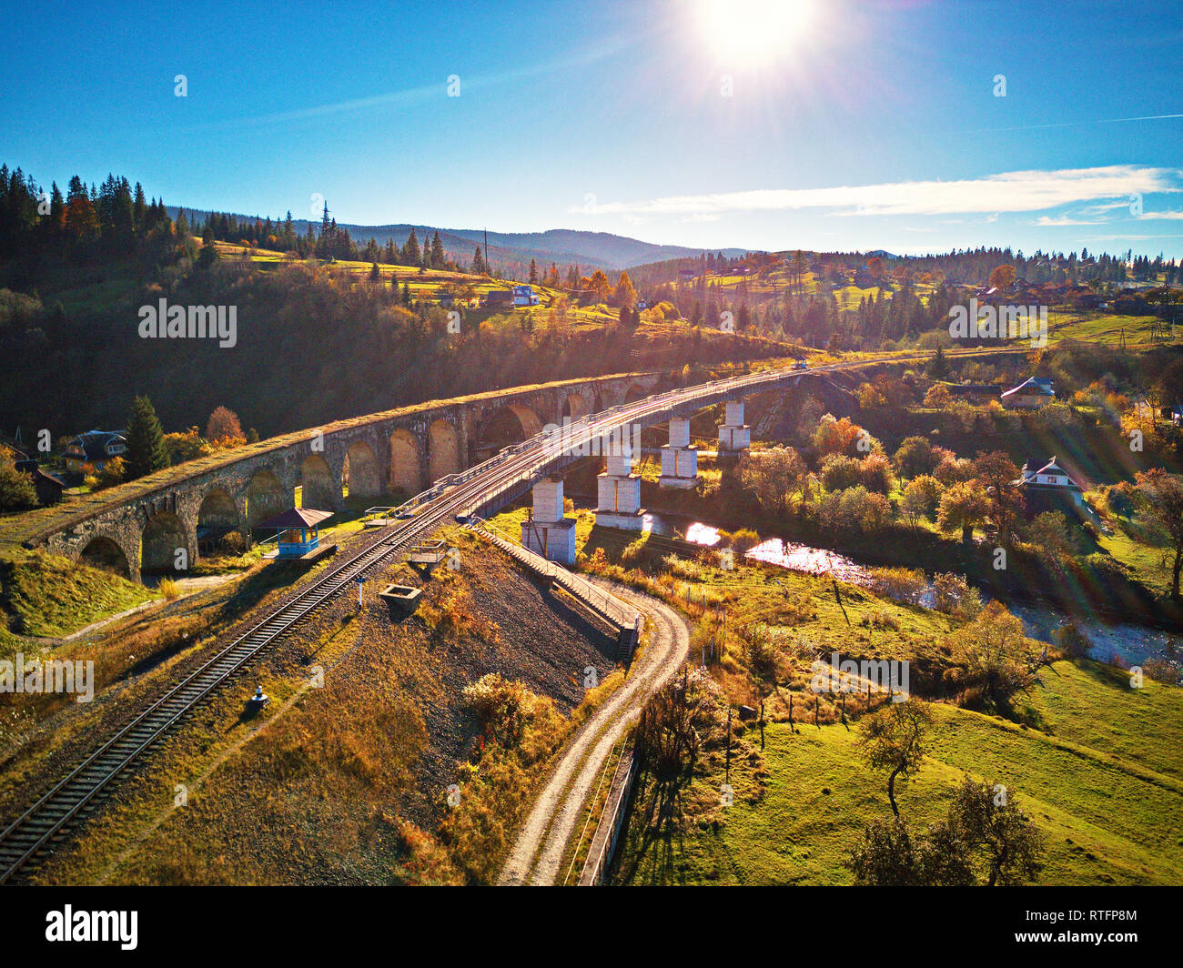 Alte Eisenbahnviadukt in Berge. Herbst Landschaft mit Eisenbahn Viaduct, Dorf Vorohta in den Karpaten. Transkarpatien Stockfoto