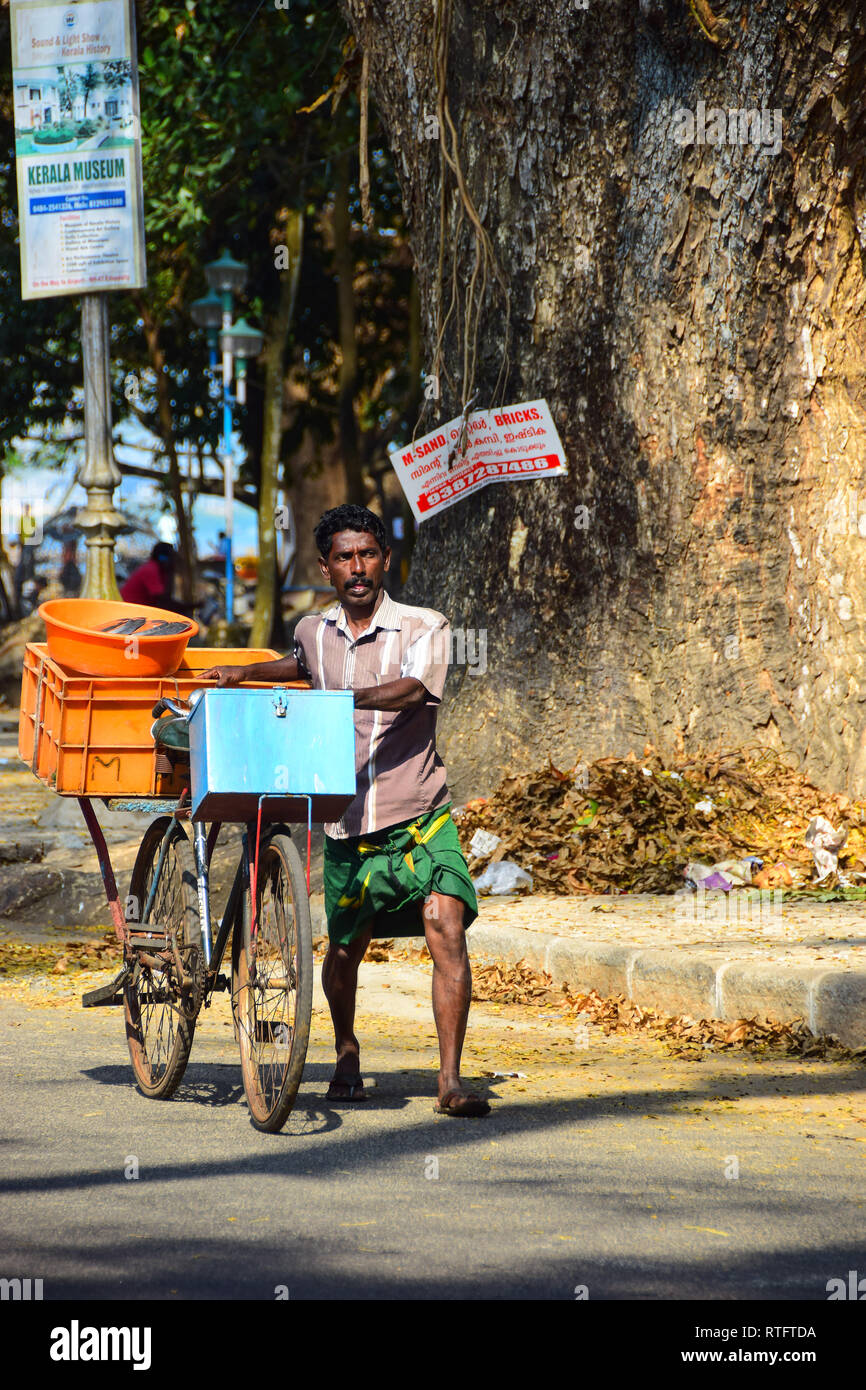 Indische Mann mit Fahrrad, Kochi, Cochin, Kerala, Indien Stockfoto