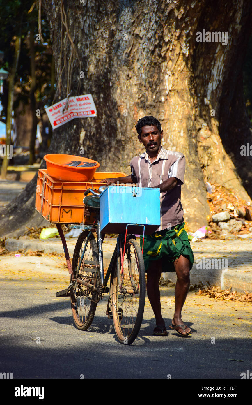 Indische Mann mit Fahrrad, Kochi, Cochin, Kerala, Indien Stockfoto
