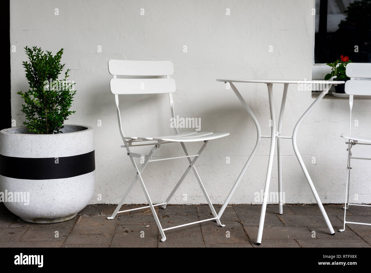 Einfache Tisch und Stühlen gegen die Wand Stockfoto