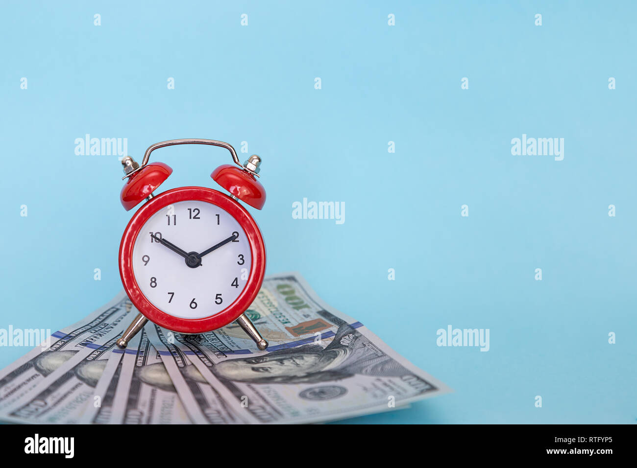 Rot retro Wecker und Dollar auf einem blauen Hintergrund mit Freier Text. Konzept - Zeit ist Geld Stockfoto