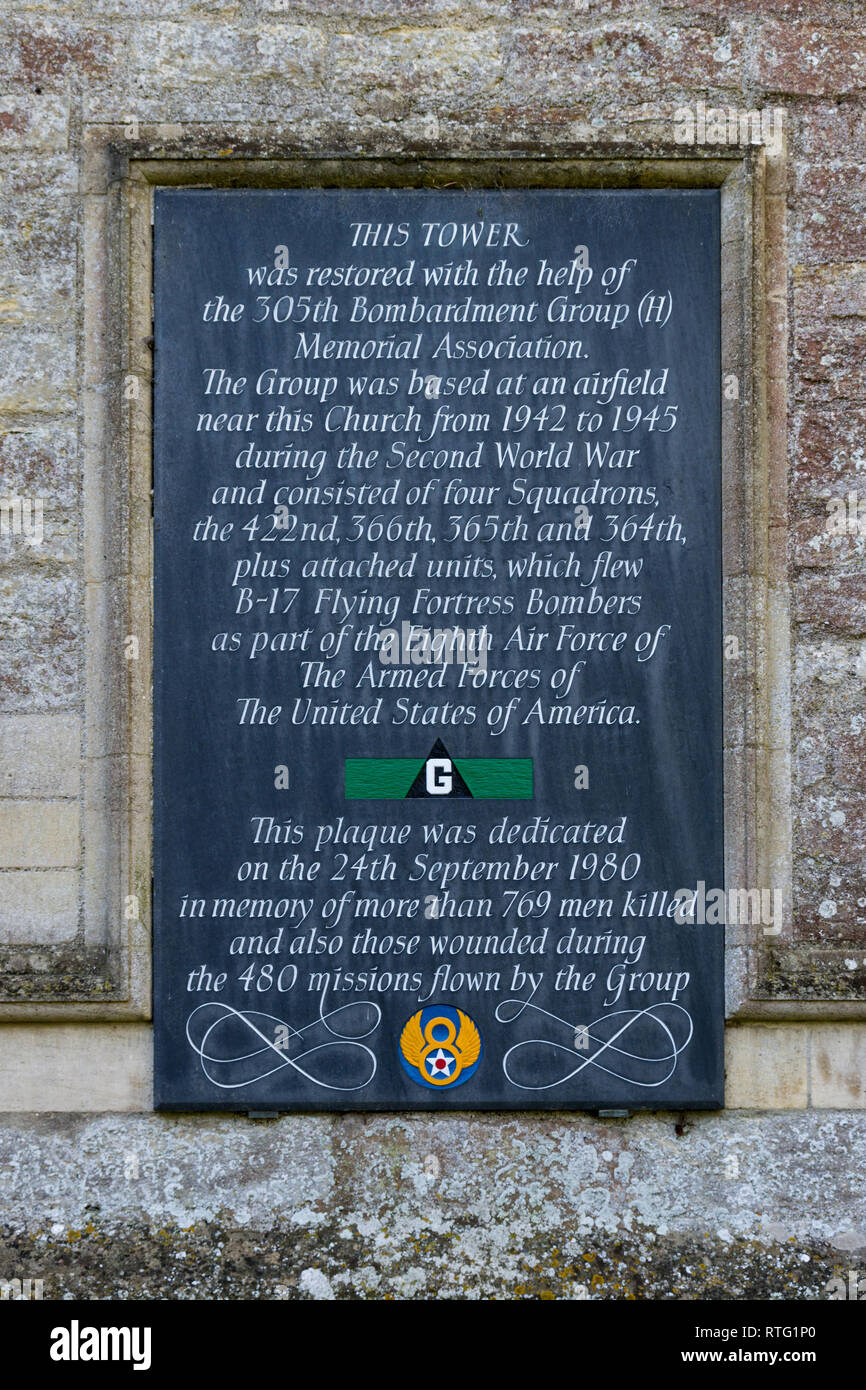 Gedenktafel an der 305th Bombardement Group, US Air Force, auf den Turm von St. Johannes der Täufer Kirche, Chelveston, Großbritannien Stockfoto