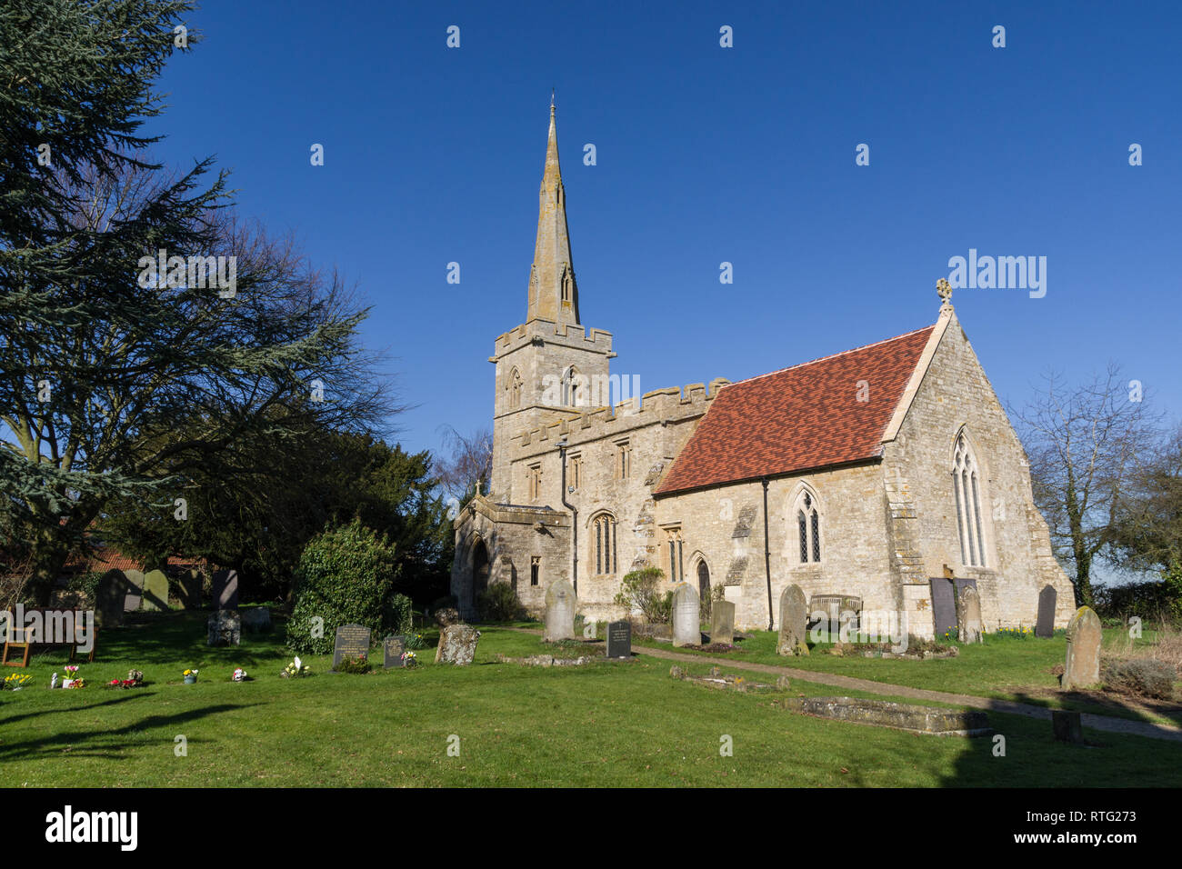 Die Kirche von St. Peter im Dorf Newton Bromswold, Northamptonshire, Großbritannien; frühesten Teile stammen aus dem 13. Jahrhundert mit restoraration 1879 Stockfoto