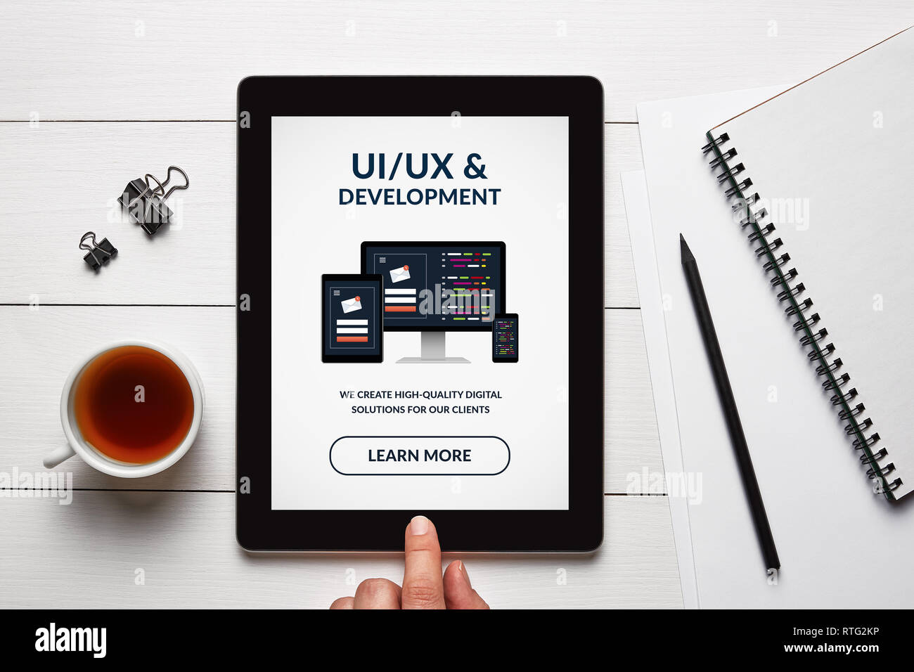 UI/UX-Entwurf und Entwicklung Konzept auf Tablet Bildschirm mit Büro Objekte auf weiße Holztisch. Alle Inhalte werden von mir gestaltet. Flach Stockfoto