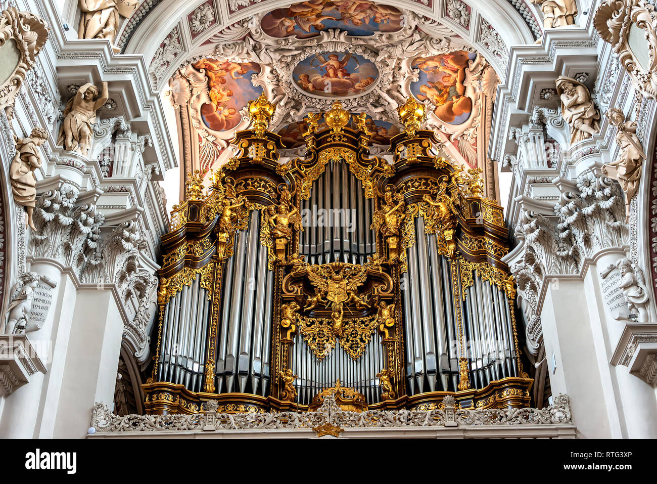 Orgel in St. Stephan's Cathedral, Passau. Es ist die größte Kathedrale Orgel der Welt. Die Orgel hat derzeit 17,774 Pfeifen und 233 Registern Stockfoto