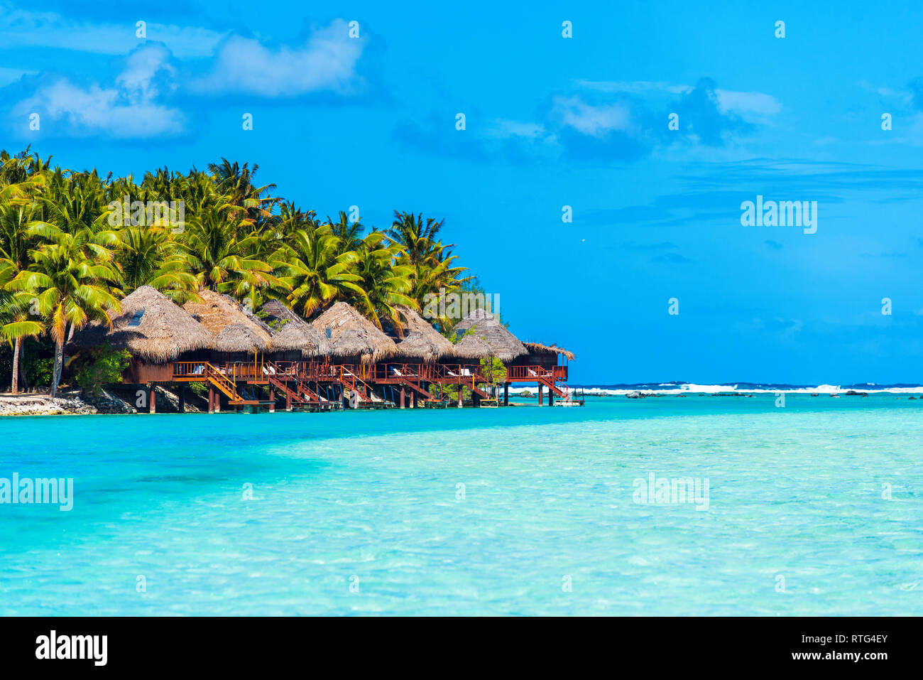 Atemberaubende tropische Aitutaki Insel mit Palmen, weißer Sand, türkises Meer Wasser und blauem Himmel in der Cook Inseln, Südpazifik. Kopieren Sie Platz für Text Stockfoto