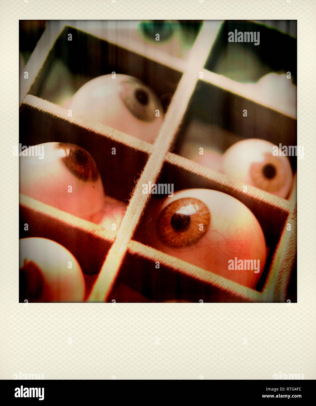 Fake Augen in Kartons Stockfoto