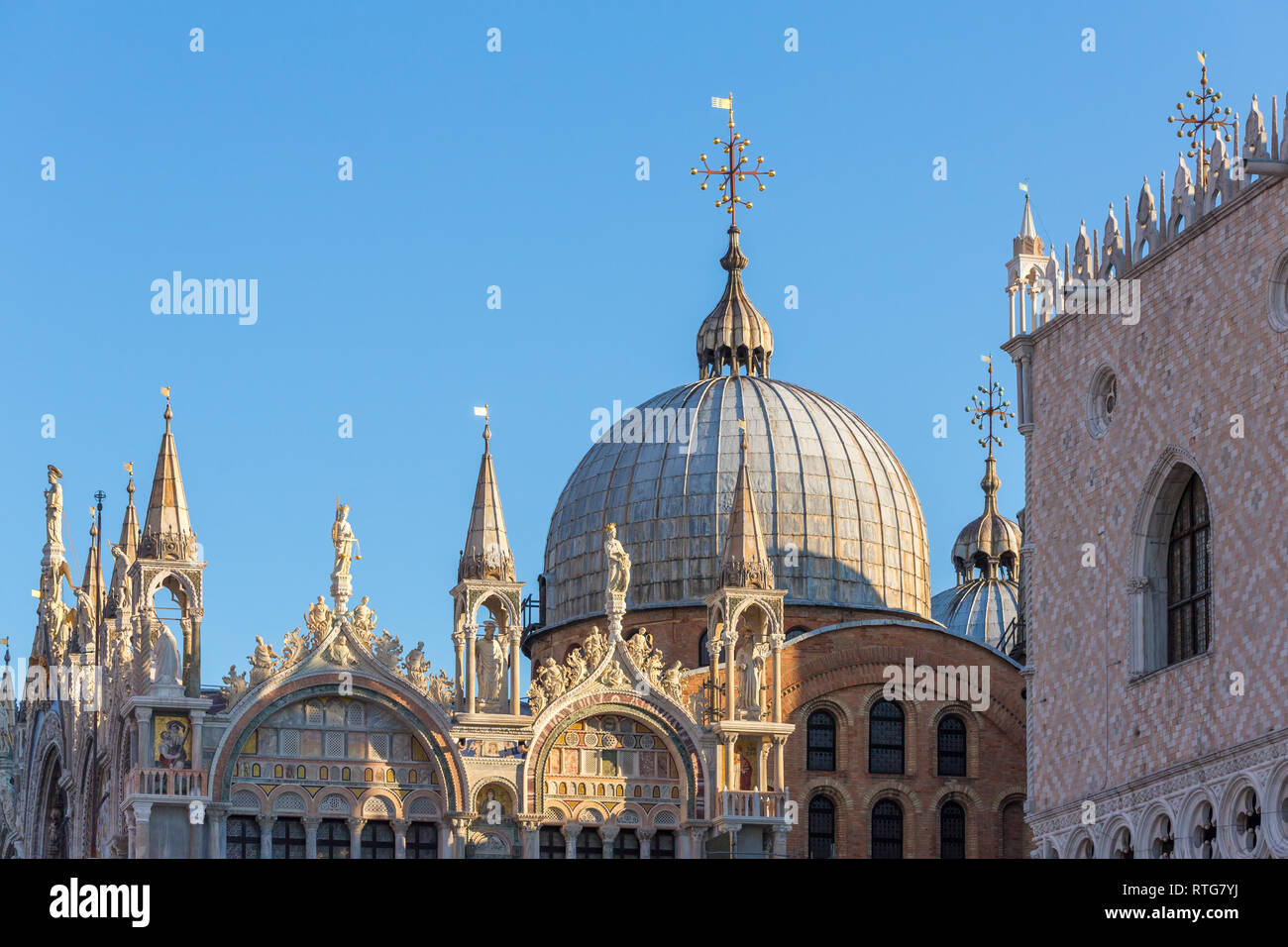 Architektonische Details der Basilika di San Marco in Venedig, Italien Stockfoto