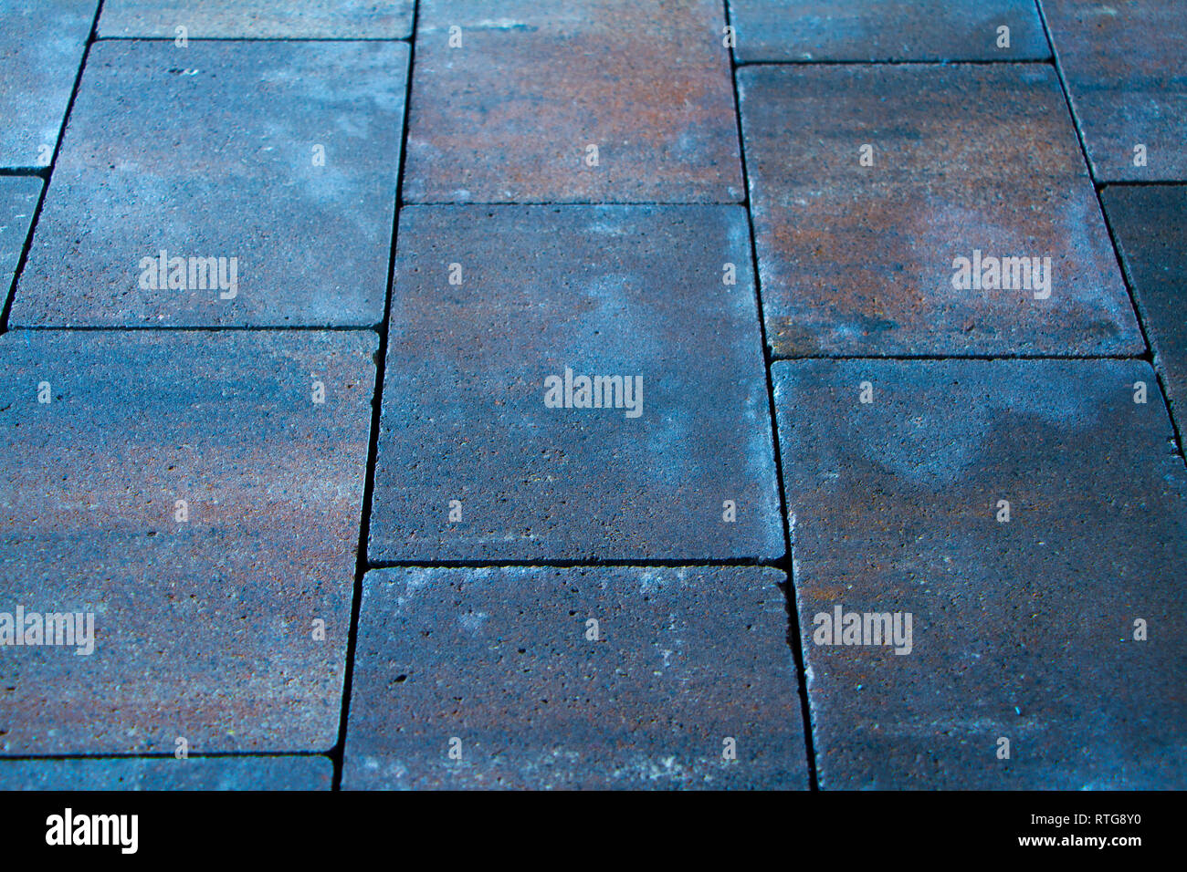 Pflastersteine in verschiedenen Farben für die Pflaster und Garten Weg. Freier Platz für Text. Stockfoto