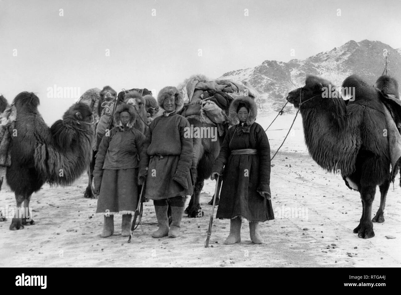 Asien, Mongolei, kameltreiber in der Wüste, 1958 Stockfoto