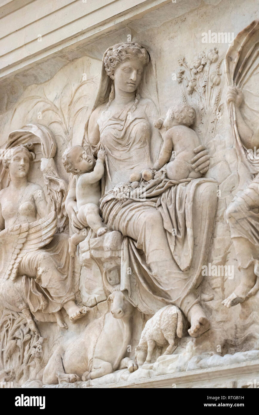 Rom. Italien. Die Tellus (oder Personen) relief Panel auf der Ostwand (Rückseite) des Ara Pacis Augustae, 13-9 v. Chr., Museum Ara Pacis. Stockfoto