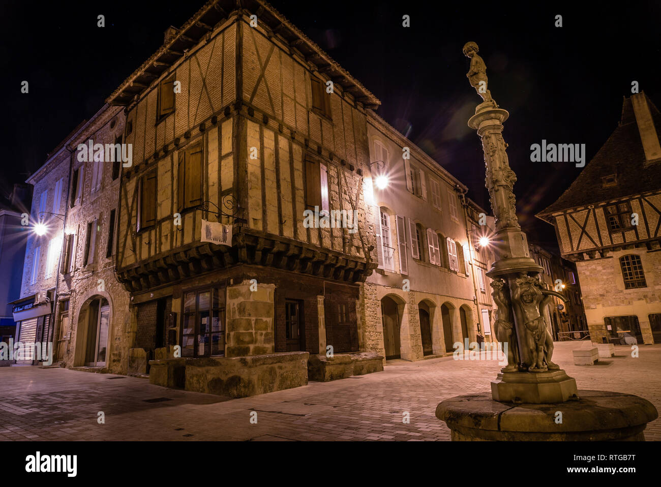 St. Cere bei Nacht, Häuser auf Platz Mercadial Stockfoto